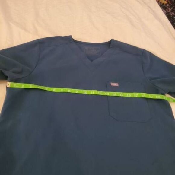 FIGS Technical Collection Teal Scrub Top - Size Medium - Picture 5 of 8